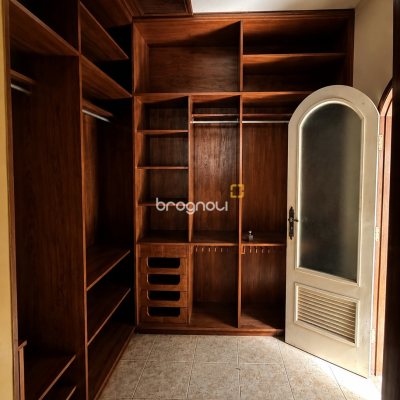 Casa com 310m², 3 quartos (sendo 1 suíte), 1 garagem, no bairro Balneário em Florianópolis