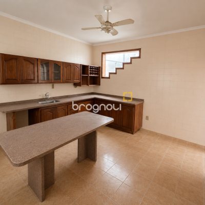 Casa com 310m², 3 quartos (sendo 1 suíte), 1 garagem, no bairro Balneário em Florianópolis