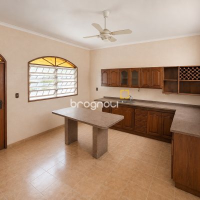 Casa com 310m², 3 quartos (sendo 1 suíte), 1 garagem, no bairro Balneário em Florianópolis