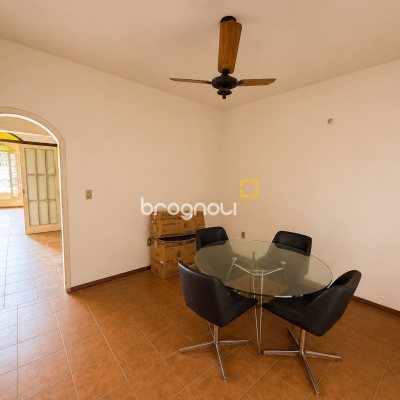 Casa com 310m², 3 quartos (sendo 1 suíte), 1 garagem, no bairro Balneário em Florianópolis