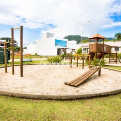 Casa de Condomínio com 194m², 3 quartos (sendo 1 suíte), 2 garagens, no bairro Beira Rio em Biguaçu