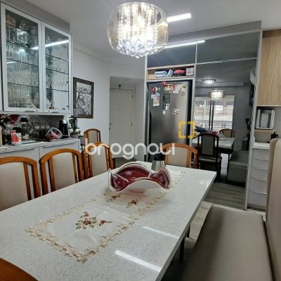 Apartamento com 81m², 3 quartos (sendo 1 suíte), 4 garagens, no bairro Abraão em Florianópolis