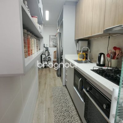 Apartamento com 81m², 3 quartos (sendo 1 suíte), 4 garagens, no bairro Abraão em Florianópolis