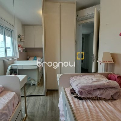 Apartamento com 81m², 3 quartos (sendo 1 suíte), 4 garagens, no bairro Abraão em Florianópolis
