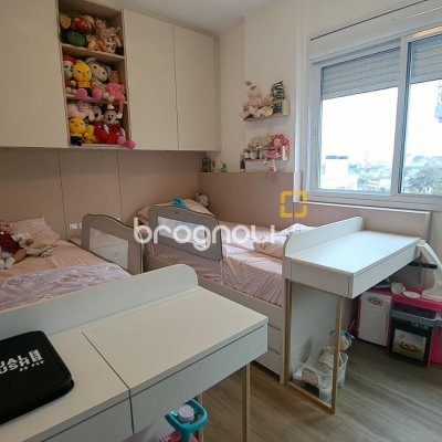 Apartamento com 81m², 3 quartos (sendo 1 suíte), 4 garagens, no bairro Abraão em Florianópolis