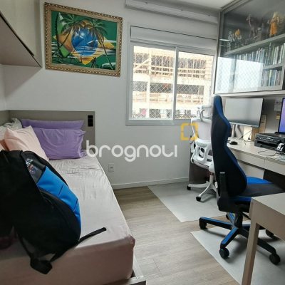 Apartamento com 81m², 3 quartos (sendo 1 suíte), 4 garagens, no bairro Abraão em Florianópolis
