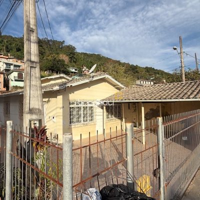 Casa Comercial com 120m², 2 quartos, 2 garagens, no bairro Costeira do Pirajubaé em Florianópolis