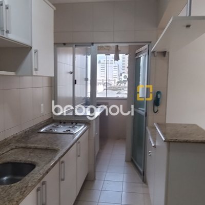 Apartamento com 81m², 3 quartos (sendo 1 suíte), 1 garagem, no bairro Barreiros em São José