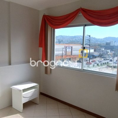 Apartamento com 81m², 3 quartos (sendo 1 suíte), 1 garagem, no bairro Barreiros em São José