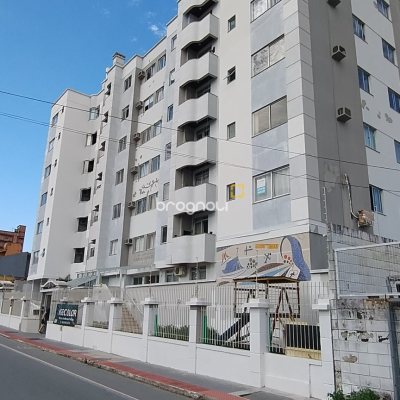 Apartamento com 81m², 3 quartos (sendo 1 suíte), 1 garagem, no bairro Barreiros em São José