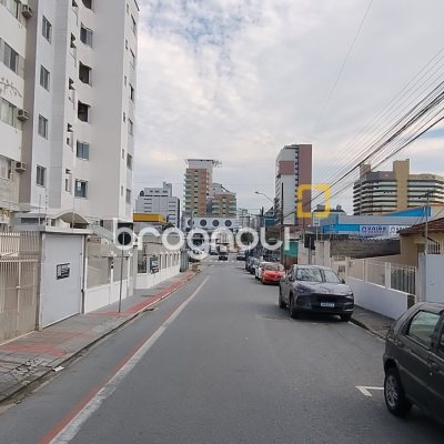 Apartamento com 81m², 3 quartos (sendo 1 suíte), 1 garagem, no bairro Barreiros em São José