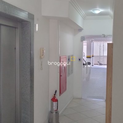 Apartamento com 81m², 3 quartos (sendo 1 suíte), 1 garagem, no bairro Barreiros em São José