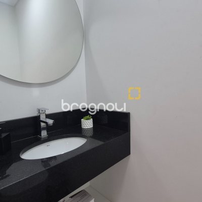 Apartamento com 74m², 2 quartos (sendo 2 suítes), 2 garagens, no bairro Jurerê em Florianópolis
