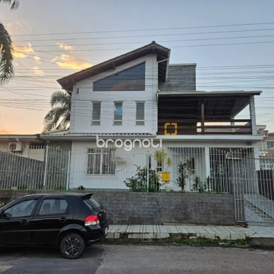 Casa com 400m², 4 quartos (sendo 2 suítes), 3 garagens, no bairro Jardim Janaína em Biguaçu