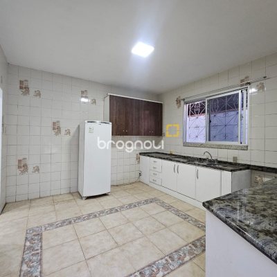 Casa com 400m², 4 quartos (sendo 2 suítes), 3 garagens, no bairro Jardim Janaína em Biguaçu