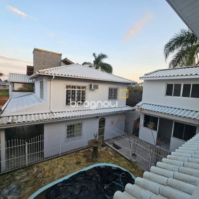 Casa com 400m², 4 quartos (sendo 2 suítes), 3 garagens, no bairro Jardim Janaína em Biguaçu