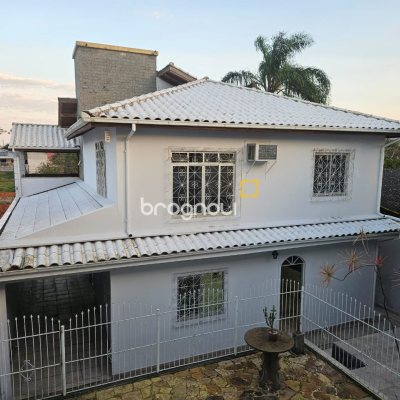 Casa com 400m², 4 quartos (sendo 2 suítes), 3 garagens, no bairro Jardim Janaína em Biguaçu