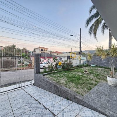 Casa com 400m², 4 quartos (sendo 2 suítes), 3 garagens, no bairro Jardim Janaína em Biguaçu
