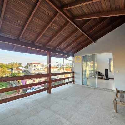 Casa com 400m², 4 quartos (sendo 2 suítes), 3 garagens, no bairro Jardim Janaína em Biguaçu
