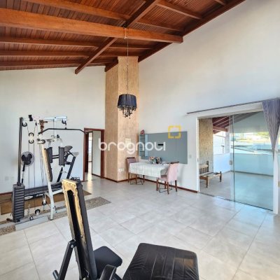 Casa com 400m², 4 quartos (sendo 2 suítes), 3 garagens, no bairro Jardim Janaína em Biguaçu