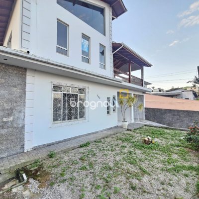 Casa com 400m², 4 quartos (sendo 2 suítes), 3 garagens, no bairro Jardim Janaína em Biguaçu
