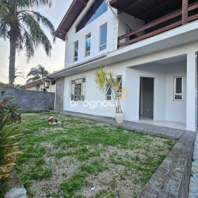 Casa com 400m², 4 quartos (sendo 2 suítes), 3 garagens, no bairro Jardim Janaína em Biguaçu