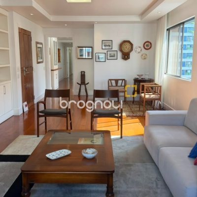 Apartamento com 170m², 3 quartos (sendo 1 suíte), 2 garagens, no bairro Centro em Florianópolis