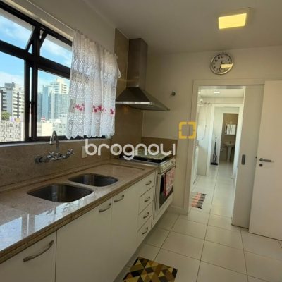 Apartamento com 170m², 3 quartos (sendo 1 suíte), 2 garagens, no bairro Centro em Florianópolis