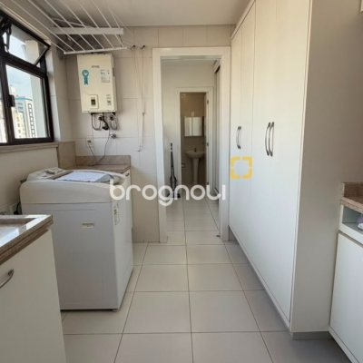 Apartamento com 170m², 3 quartos (sendo 1 suíte), 2 garagens, no bairro Centro em Florianópolis