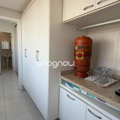 Apartamento com 170m², 3 quartos (sendo 1 suíte), 2 garagens, no bairro Centro em Florianópolis