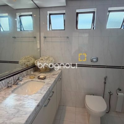 Apartamento com 170m², 3 quartos (sendo 1 suíte), 2 garagens, no bairro Centro em Florianópolis
