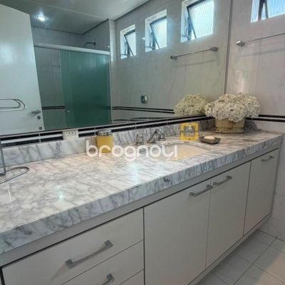 Apartamento com 170m², 3 quartos (sendo 1 suíte), 2 garagens, no bairro Centro em Florianópolis