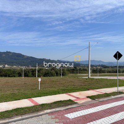 Terreno com 849m², no bairro Vila Santana em Santo Amaro da Imperatriz