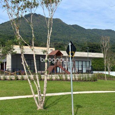 Terreno com 849m², no bairro Vila Santana em Santo Amaro da Imperatriz