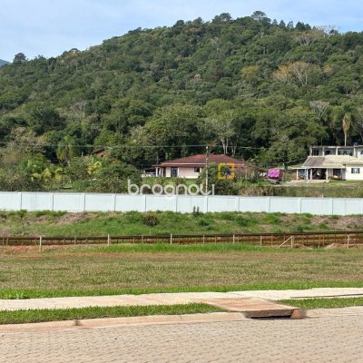 Terreno com 849m², no bairro Vila Santana em Santo Amaro da Imperatriz