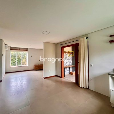 Casa com 155m², 3 quartos (sendo 1 suíte), 2 garagens, no bairro Rio Tavares em Florianópolis