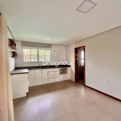 Casa com 155m², 3 quartos (sendo 1 suíte), 2 garagens, no bairro Rio Tavares em Florianópolis