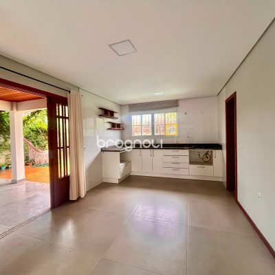 Casa com 155m², 3 quartos (sendo 1 suíte), 2 garagens, no bairro Rio Tavares em Florianópolis