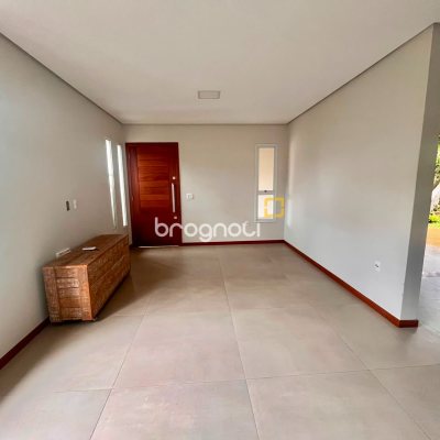 Casa com 155m², 3 quartos (sendo 1 suíte), 2 garagens, no bairro Rio Tavares em Florianópolis