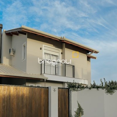 Casa com 155m², 3 quartos (sendo 1 suíte), 2 garagens, no bairro Rio Tavares em Florianópolis