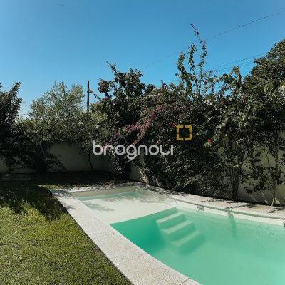 Casa com 155m², 3 quartos (sendo 1 suíte), 2 garagens, no bairro Rio Tavares em Florianópolis