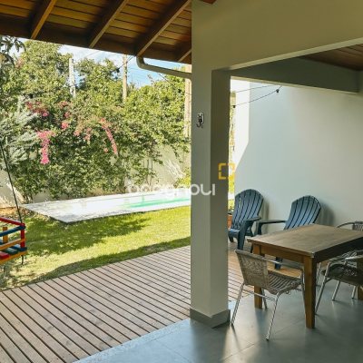 Casa com 155m², 3 quartos (sendo 1 suíte), 2 garagens, no bairro Rio Tavares em Florianópolis