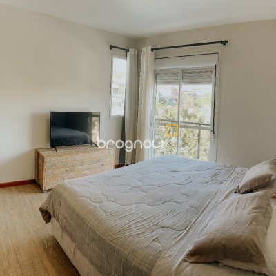 Casa com 155m², 3 quartos (sendo 1 suíte), 2 garagens, no bairro Rio Tavares em Florianópolis