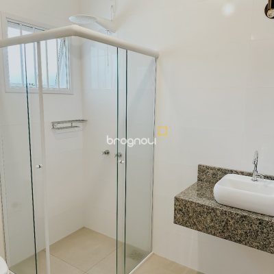 Casa com 155m², 3 quartos (sendo 1 suíte), 2 garagens, no bairro Rio Tavares em Florianópolis