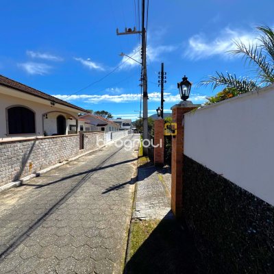 Casa com 170m², 3 quartos (sendo 2 suítes), 3 garagens, no bairro Rio Tavares em Florianópolis
