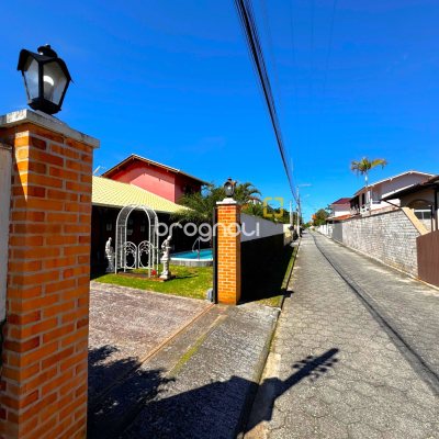 Casa com 170m², 3 quartos (sendo 2 suítes), 3 garagens, no bairro Rio Tavares em Florianópolis