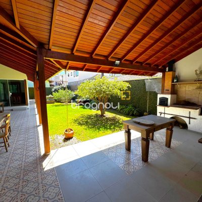 Casa com 170m², 3 quartos (sendo 2 suítes), 3 garagens, no bairro Rio Tavares em Florianópolis