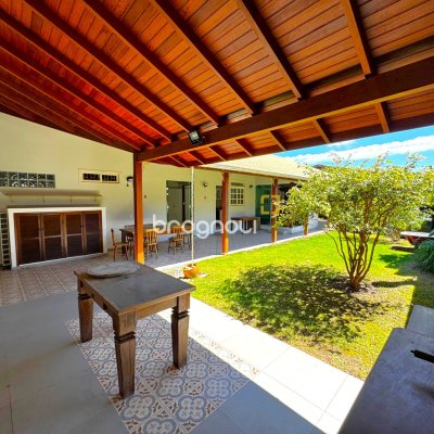 Casa com 170m², 3 quartos (sendo 2 suítes), 3 garagens, no bairro Rio Tavares em Florianópolis