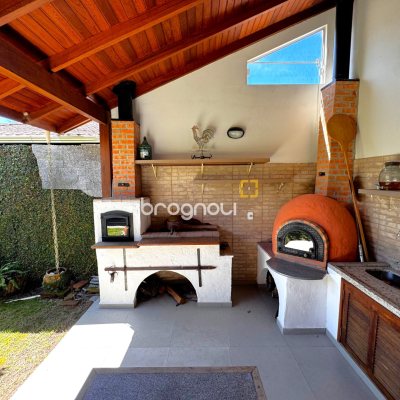 Casa com 170m², 3 quartos (sendo 2 suítes), 3 garagens, no bairro Rio Tavares em Florianópolis