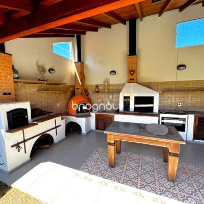 Casa com 170m², 3 quartos (sendo 2 suítes), 3 garagens, no bairro Rio Tavares em Florianópolis